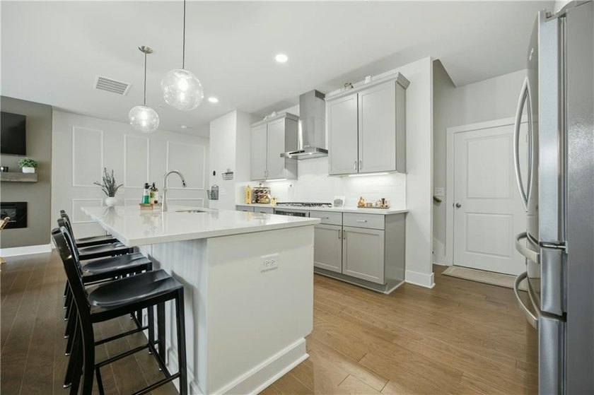 Beautifully upgraded townhome located in the desirable Westshore - photo 6