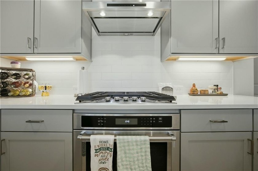 Beautifully upgraded townhome located in the desirable Westshore - photo 7