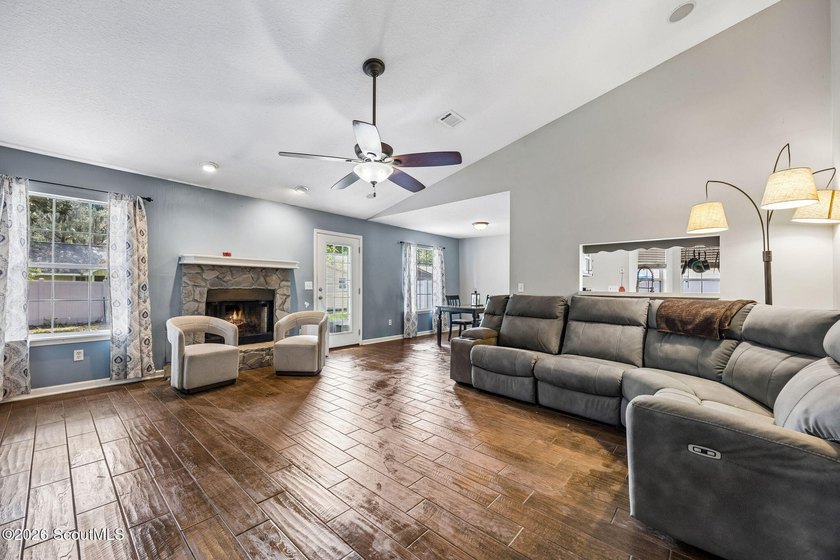 Welcome to this charming 3-bedroom, 2-bedroom in downtown St - photo 6
