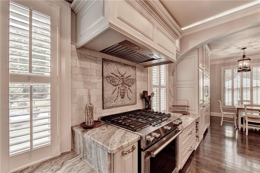 This lovely end-unit townhome in Roswell has been beautifully - photo 16