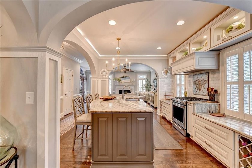 This lovely end-unit townhome in Roswell has been beautifully - photo 17