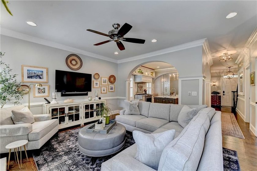 This lovely end-unit townhome in Roswell has been beautifully - photo 24