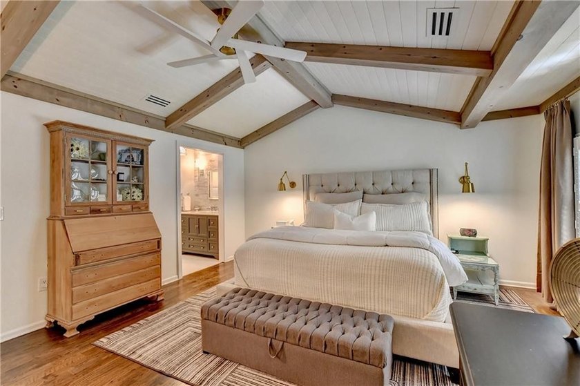 This lovely end-unit townhome in Roswell has been beautifully - photo 26