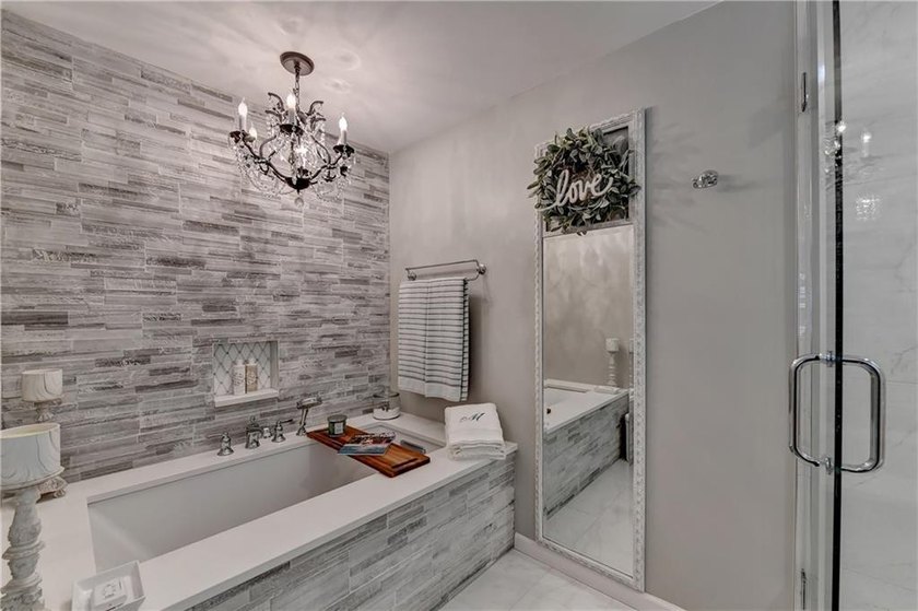 This lovely end-unit townhome in Roswell has been beautifully - photo 29