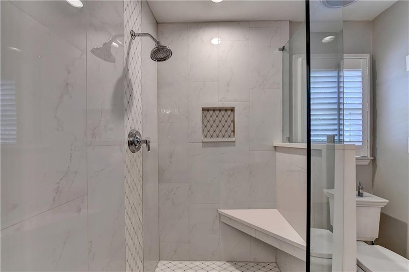 This lovely end-unit townhome in Roswell has been beautifully - photo 31