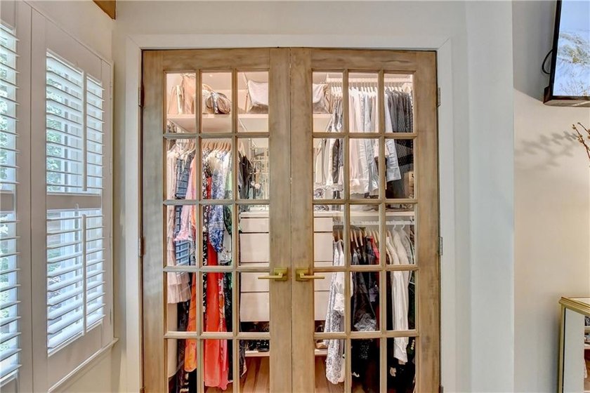 This lovely end-unit townhome in Roswell has been beautifully - photo 34