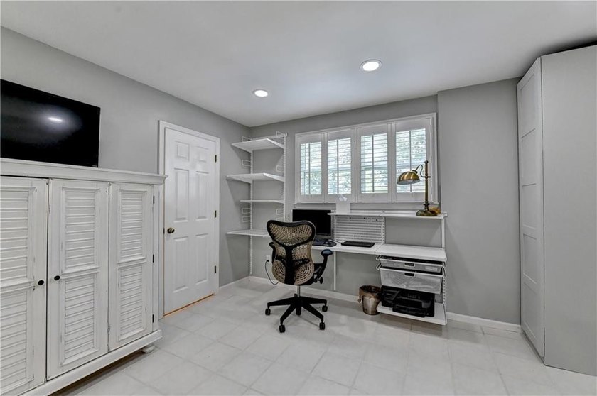 This lovely end-unit townhome in Roswell has been beautifully - photo 41