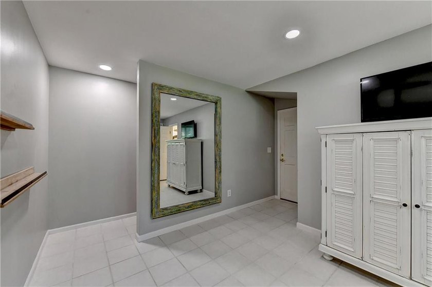 This lovely end-unit townhome in Roswell has been beautifully - photo 42
