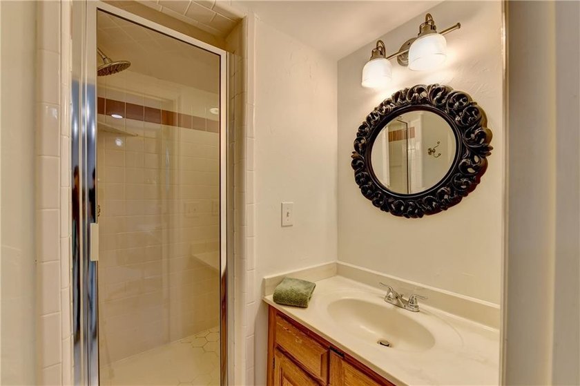 This lovely end-unit townhome in Roswell has been beautifully - photo 43