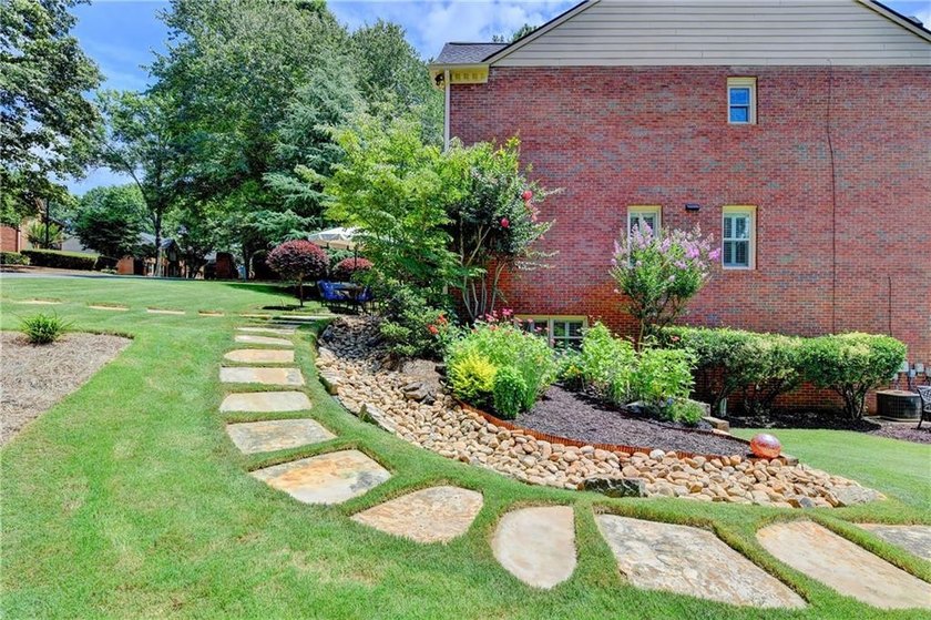 This lovely end-unit townhome in Roswell has been beautifully - photo 45