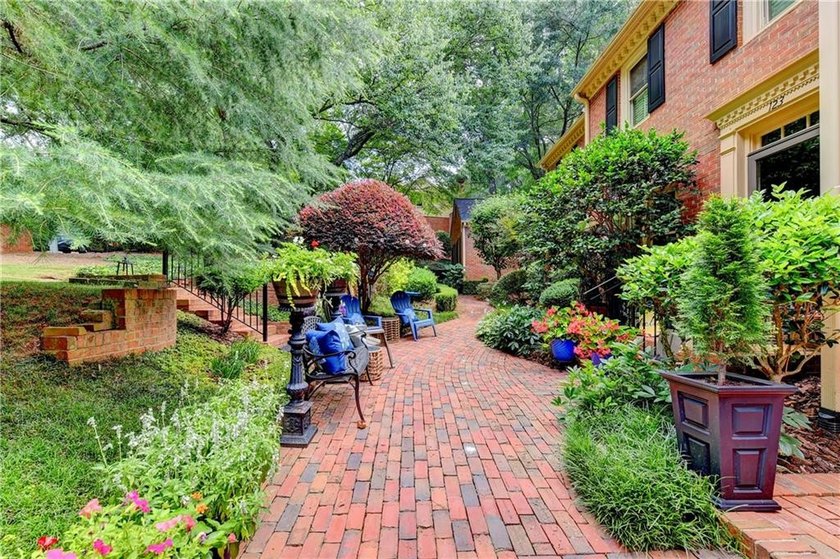 This lovely end-unit townhome in Roswell has been beautifully - photo 47