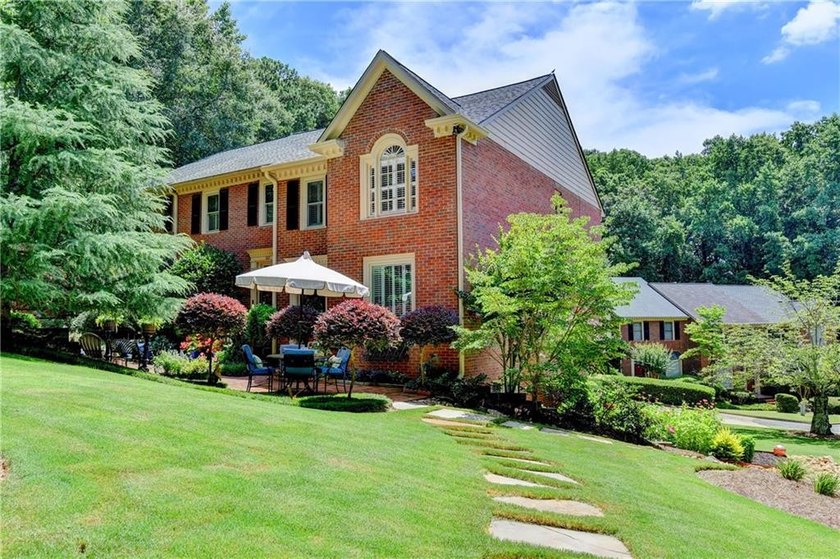This lovely end-unit townhome in Roswell has been beautifully - photo 48