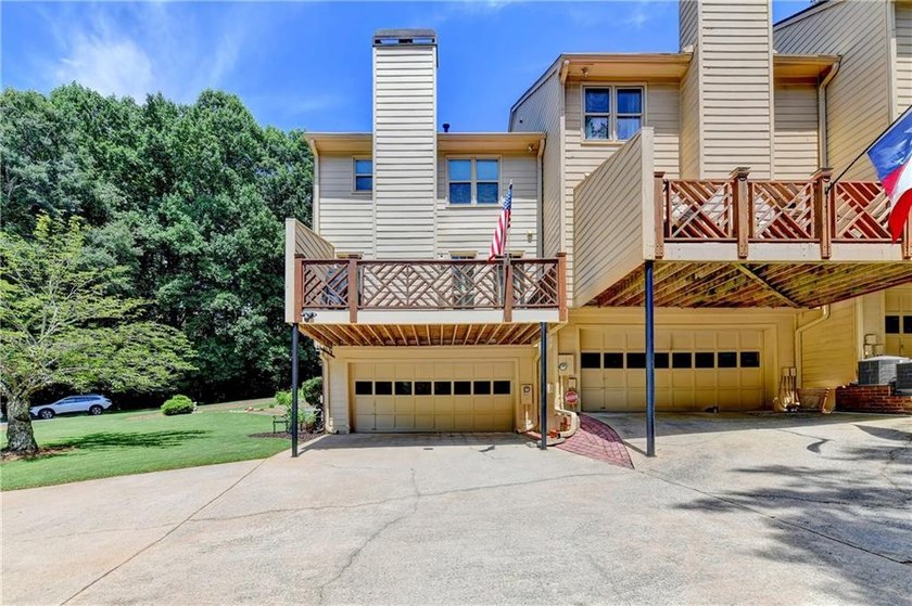 This lovely end-unit townhome in Roswell has been beautifully - photo 50