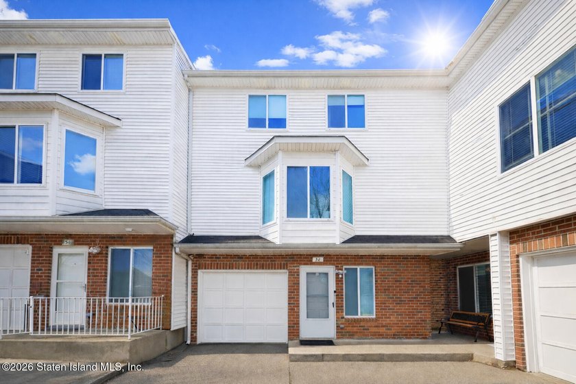 Welcome to 32 Amanda Ct, a spacious townhouse located in the - photo 2