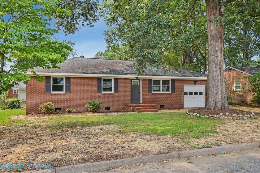 Outstanding HGTV brick rancher! Oversized attached garage! Open - photo 3