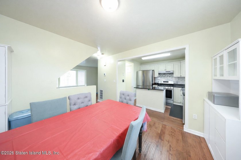 Welcome to 32 Amanda Ct, a spacious townhouse located in the - photo 4