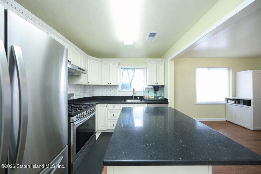 Welcome to 32 Amanda Ct, a spacious townhouse located in the - photo 5