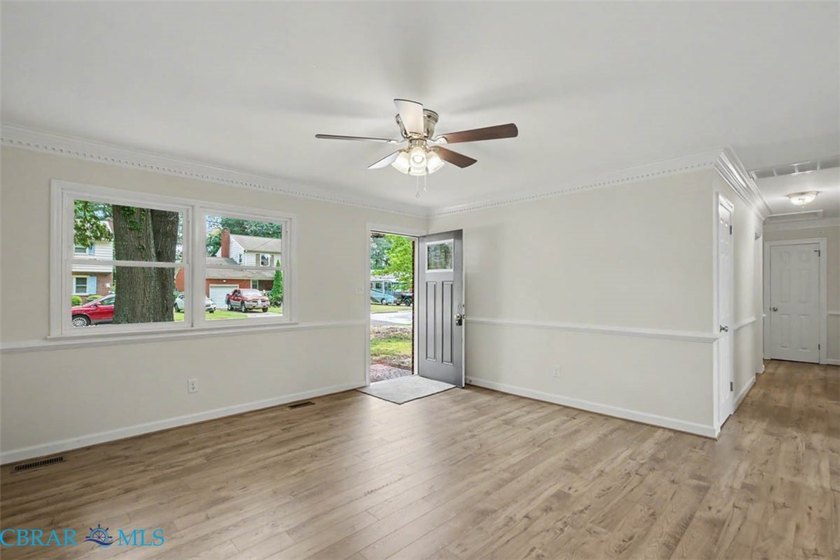 Outstanding HGTV brick rancher! Oversized attached garage! Open - photo 8