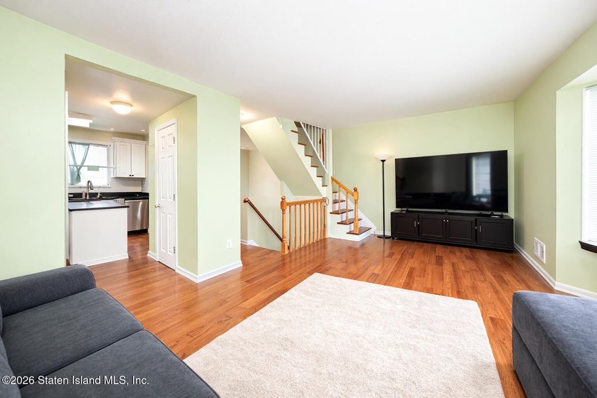 Welcome to 32 Amanda Ct, a spacious townhouse located in the - photo 10