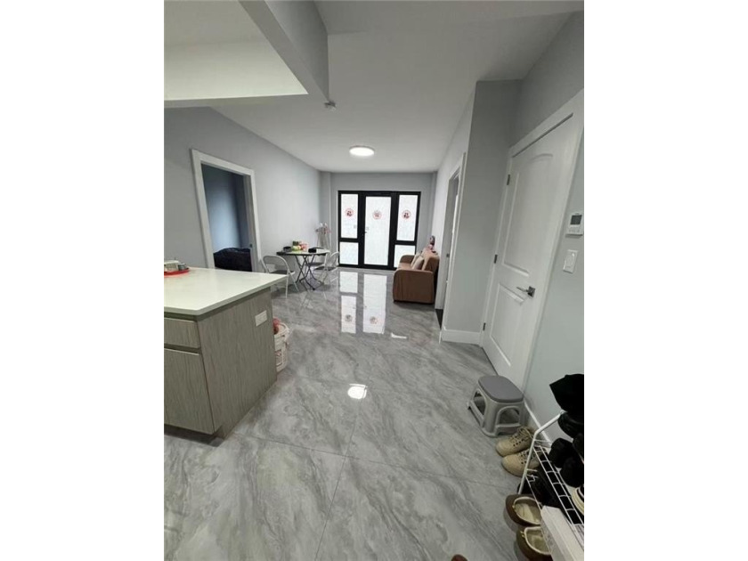 Discover modern luxury at 811 45th Street. This 5th-floor 2-bed - photo 3