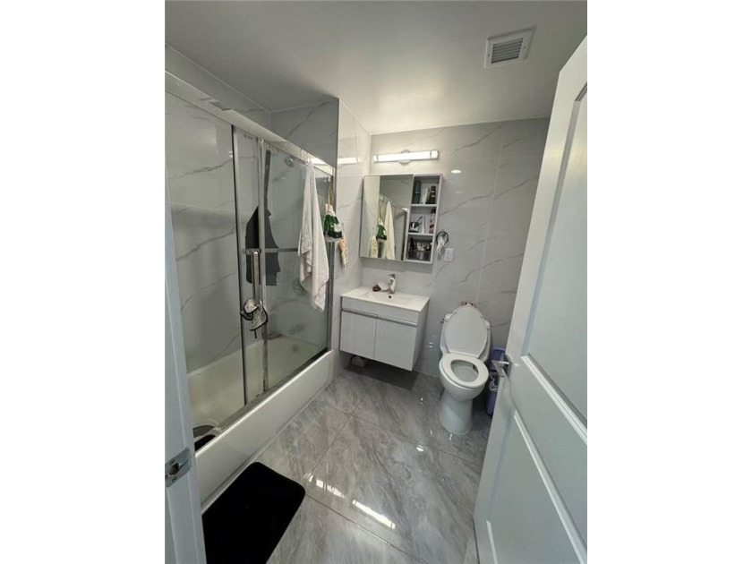 Discover modern luxury at 811 45th Street. This 5th-floor 2-bed - photo 6