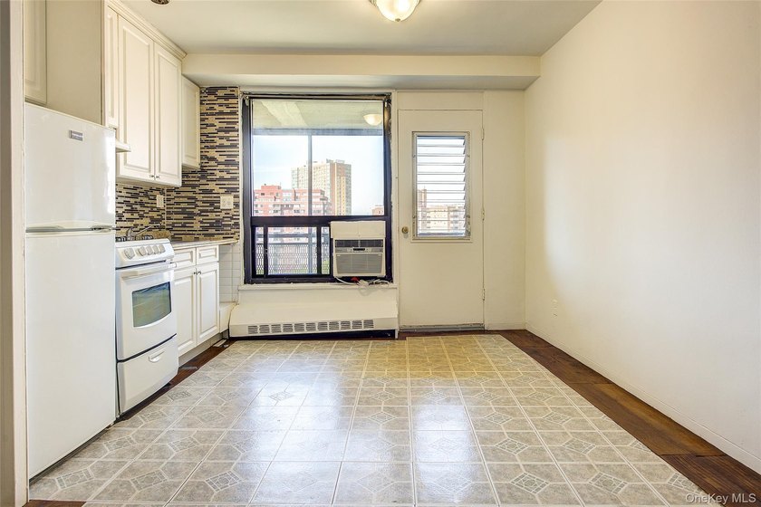 Sun-Splashed High-Floor Retreat: Pristine Studio Co-op in - photo 4