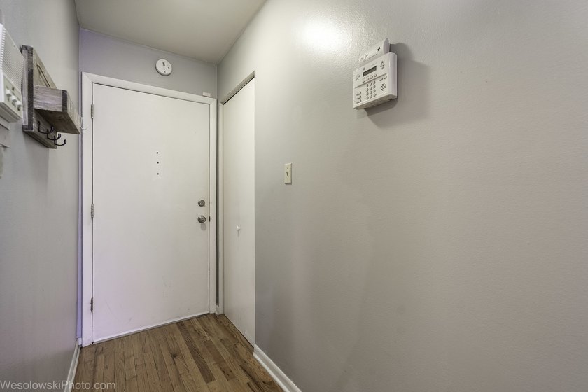 Updated one bedroom condo in an investor-friendly building - photo 3