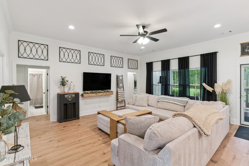 Immaculate and exceptionally maintained, this 4-bedroom, 3 - photo 6