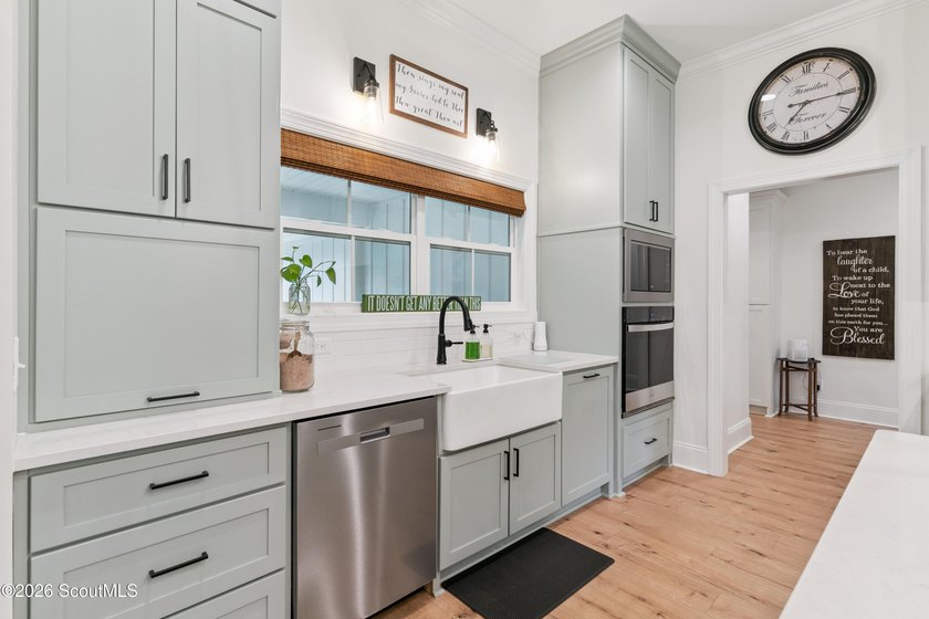 Immaculate and exceptionally maintained, this 4-bedroom, 3 - photo 7