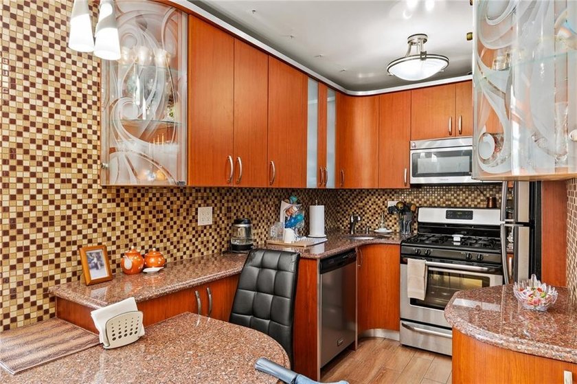 Welcome to 3395 Nostrand Corporation. Bright and sunny fully - photo 8