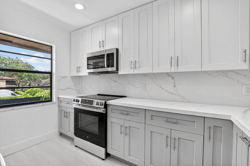 ABSOLUTELY STUNNING FULLY RENOVATED CONDO | BOCA LAGO COMMUNITY - photo 12