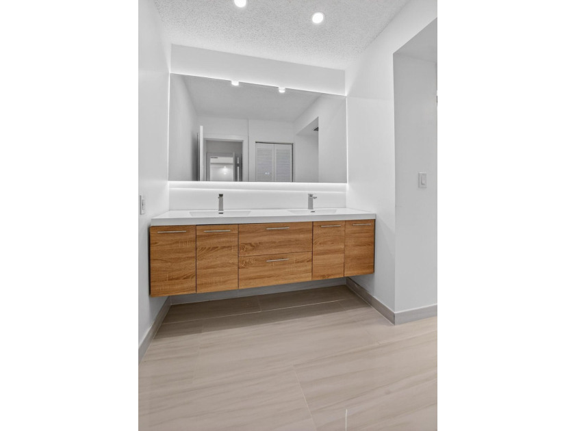 ABSOLUTELY STUNNING FULLY RENOVATED CONDO | BOCA LAGO COMMUNITY - photo 19
