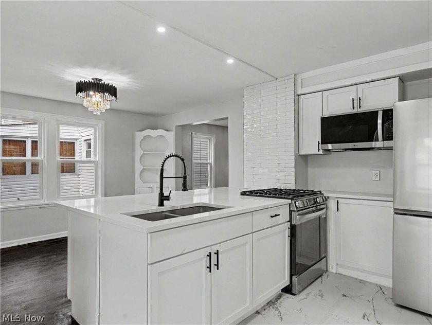 Beautifully renovated Cape Cod in Euclid offering the perfect - photo 3