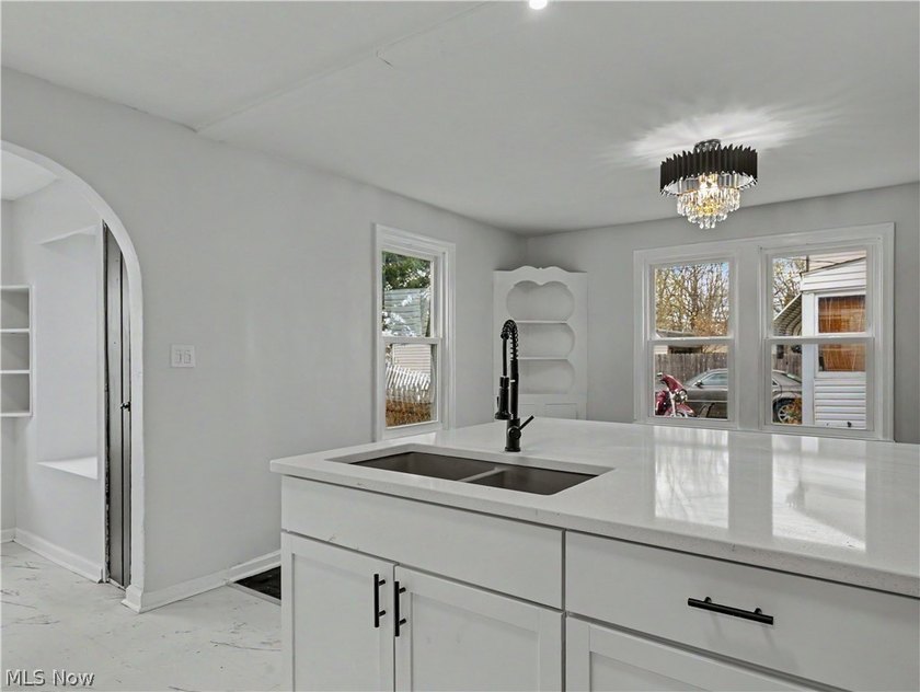 Beautifully renovated Cape Cod in Euclid offering the perfect - photo 4