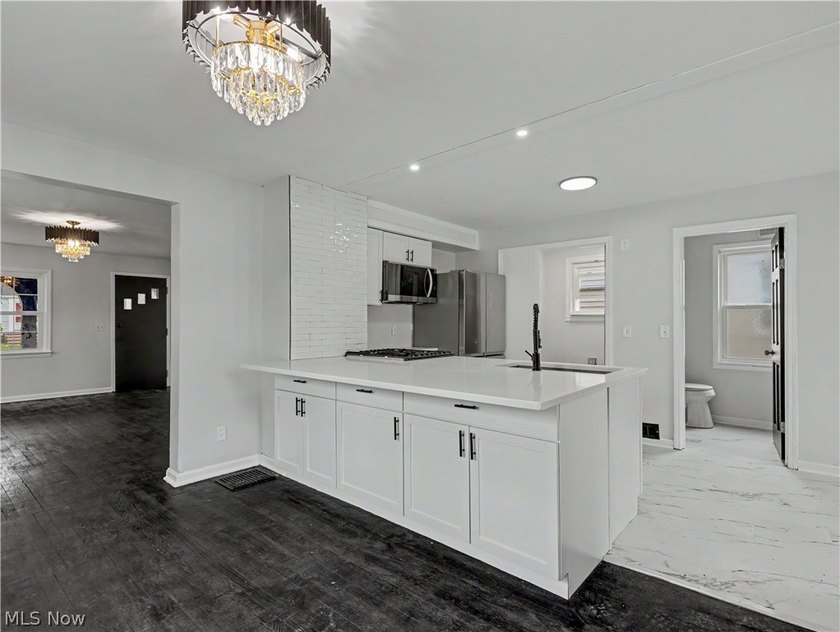 Beautifully renovated Cape Cod in Euclid offering the perfect - photo 5