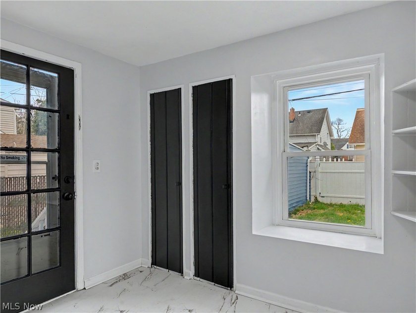 Beautifully renovated Cape Cod in Euclid offering the perfect - photo 6