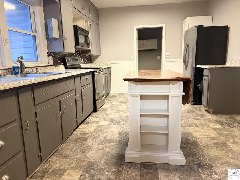 This Large 5 bedroom, 3 bath home combines comfort and - photo 8