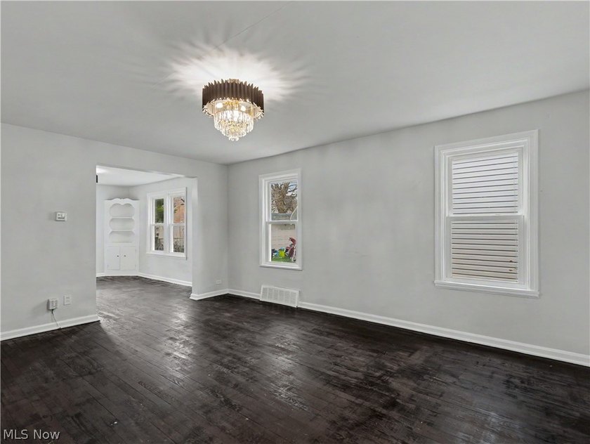 Beautifully renovated Cape Cod in Euclid offering the perfect - photo 9