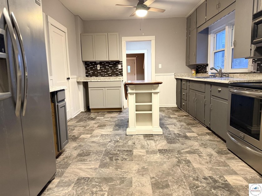 This Large 5 bedroom, 3 bath home combines comfort and - photo 9
