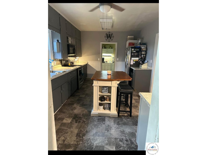 This Large 5 bedroom, 3 bath home combines comfort and - photo 10