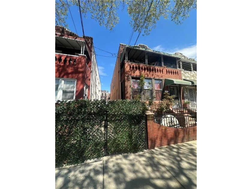 *property is currently occupied* BROWNSVILLE, MASSIVE 4 BEDROOM - photo 3