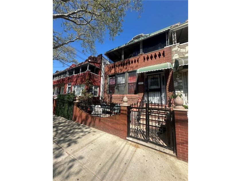 *property is currently occupied* BROWNSVILLE, MASSIVE 4 BEDROOM - photo 4