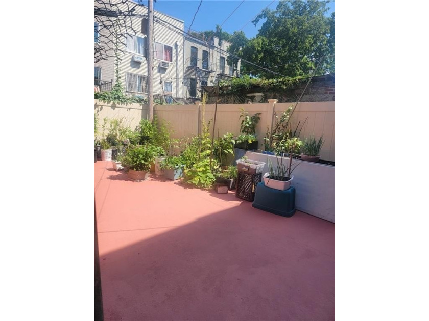 *property is currently occupied* BROWNSVILLE, MASSIVE 4 BEDROOM - photo 8