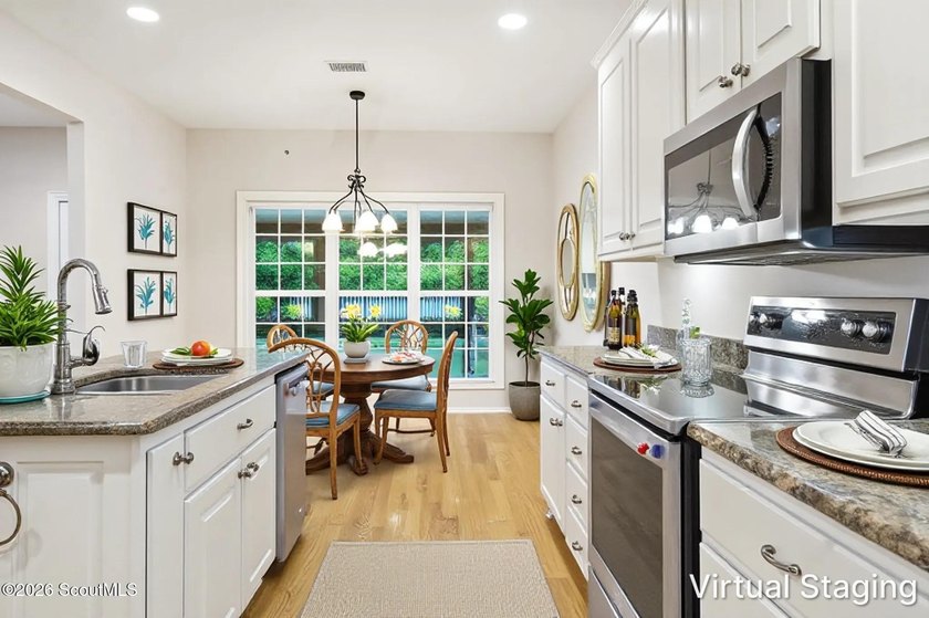 Welcome to this beautifully maintained 5-bedroom, 3.5-bath home - photo 4