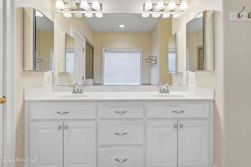 Welcome to this beautifully maintained 5-bedroom, 3.5-bath home - photo 10