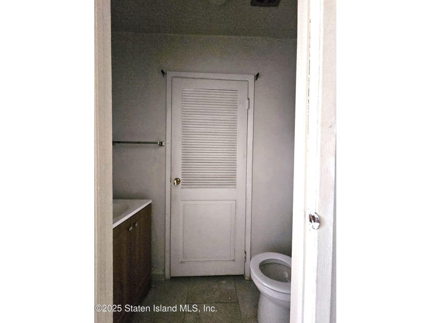Great find! large 2 Family house in a very desirable location. 1 - photo 3