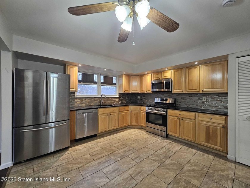 Great find! large 2 Family house in a very desirable location. 1 - photo 7