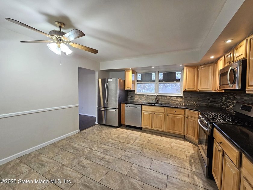 Great find! large 2 Family house in a very desirable location. 1 - photo 8