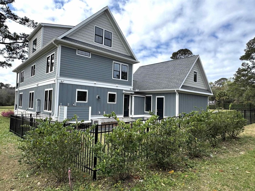 Welcome to your dream home in South Island Plantation, a premier - photo 6