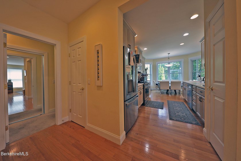 Beautiful end-unit property featuring soaring ceilings and - photo 22